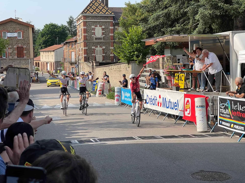 Dos ciclistas celebraban a metros de la meta y un rival los pasó