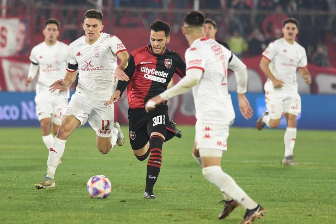 Hoyos atajó un penal en el final y le dio un punto a Newell's