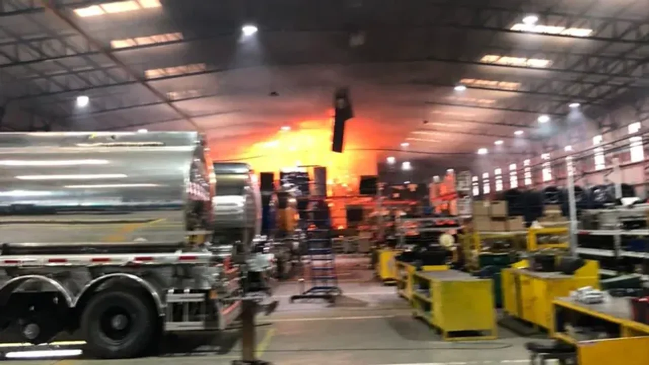 Nueve dotaciones de bomberos trabajaron para apagar el fuego en una fábrica de Roldán