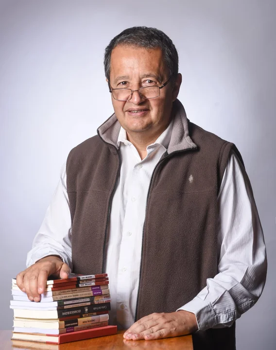 Del Frade presenta el libro “Democracia, Año 40 Protagonistas o consumidores”