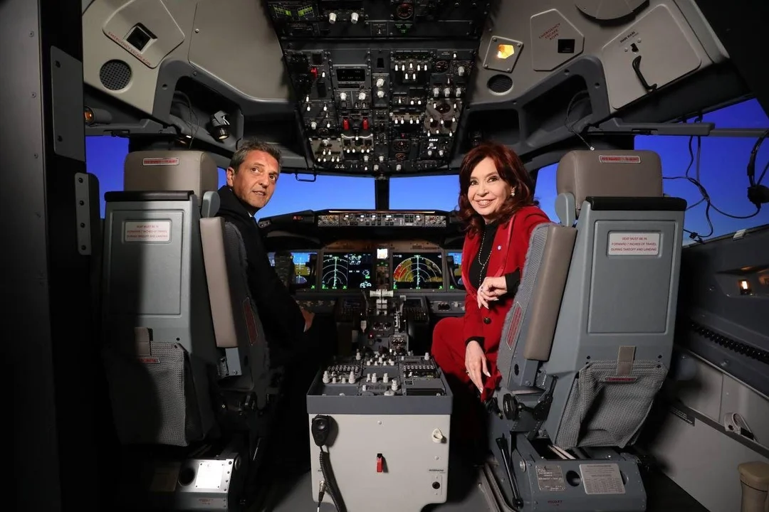 A 15 años de la recuperación de Aerolíneas, Cristina y Massa compartieron un nuevo acto