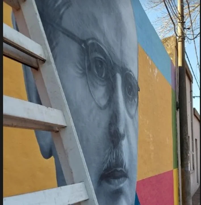El rostro del doctor Bernardo Houssay ya se puede observar en una de las paredes laterales del edificio.