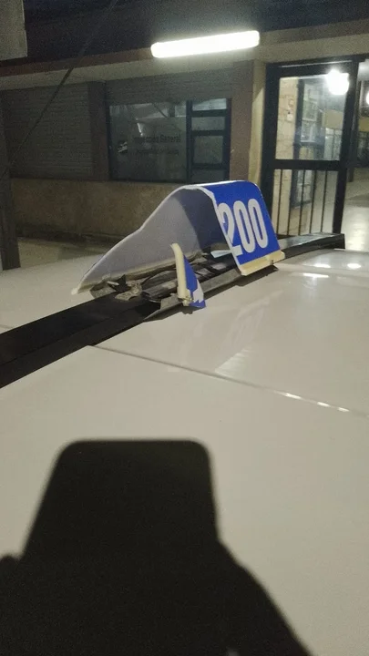 Ataque a piedrazos a un taxi en Tucumán y Casado