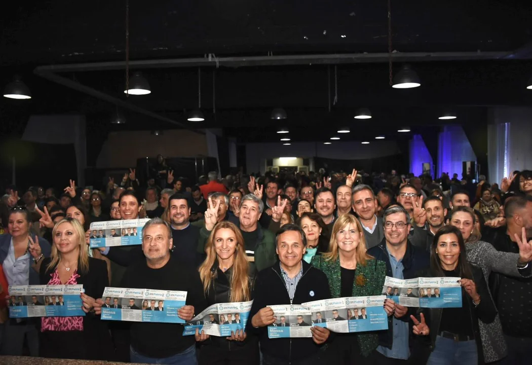 Multitudinario lanzamiento de la mesa Massa Presidente