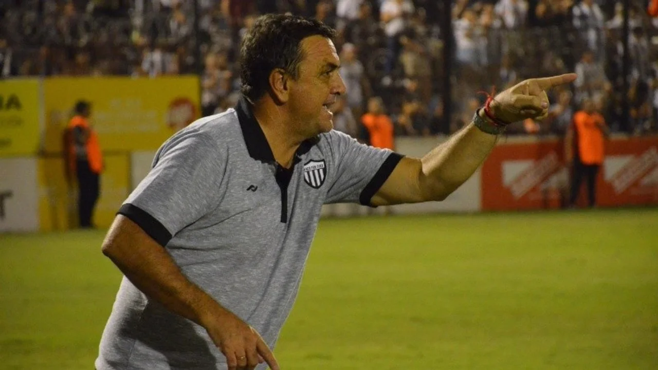 El próximo rival de Central en la Copa Argentina se quedó sin DT