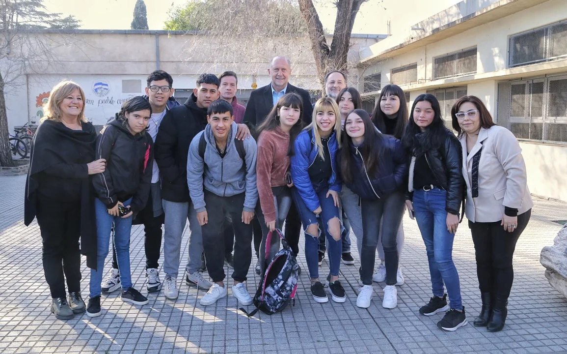 Perotti puso en marcha el programa Santa Fe+Conectada en la Escuela N°540 de Barrio la Cerámica. “Todos los días sumamos instituciones educativas en barrios populares”, afirmó el gobernador.