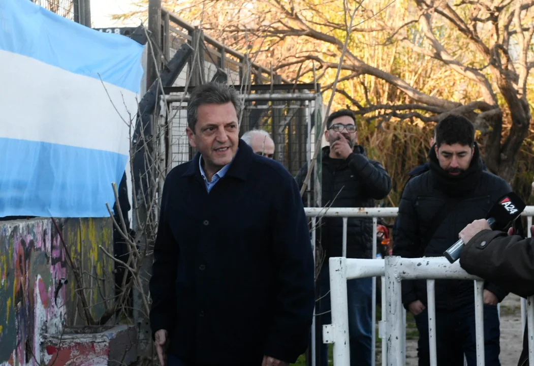 El Ministro de Economía de la Nación y precandidato a Presidente de Unión por la Patria, Sergio Massa, llegando a la escuela para emitir su voto.