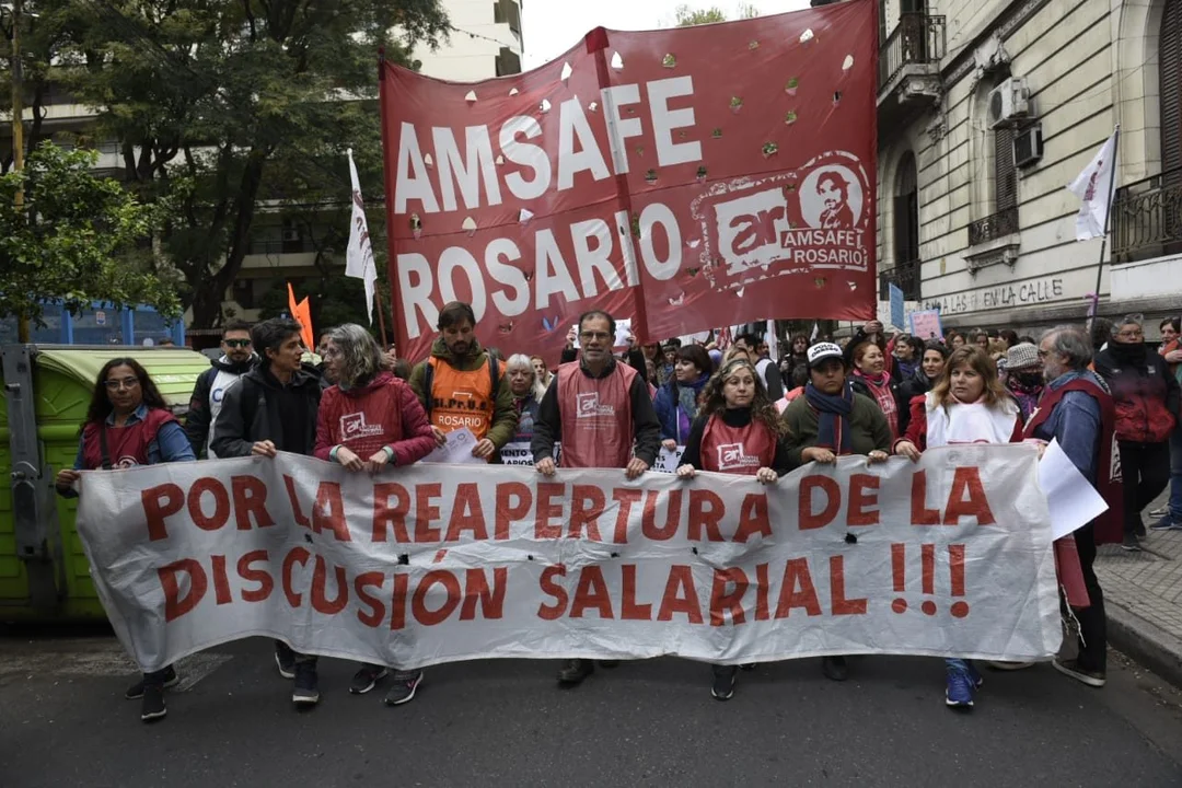 Amsafé Rosario marcha por el salario y desobliga a los alumnos