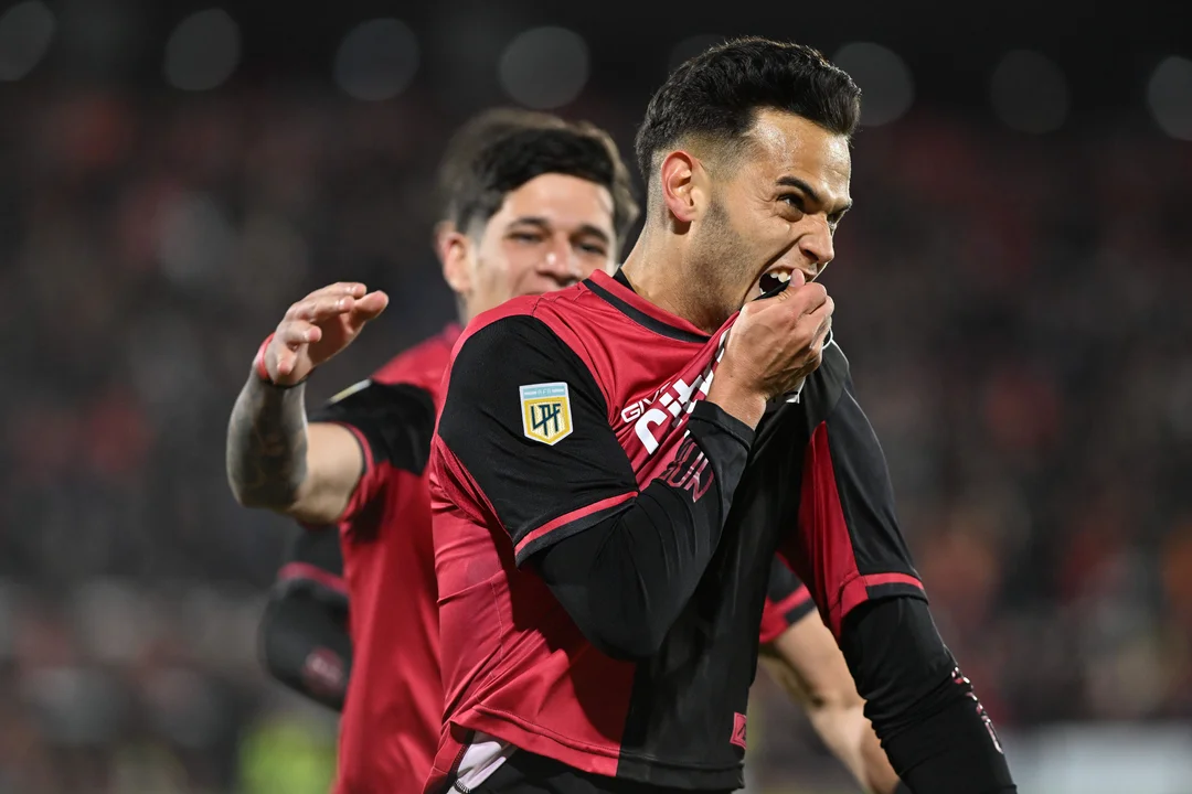 Newell's venció a Lanús y sigue puntero en la Zona B