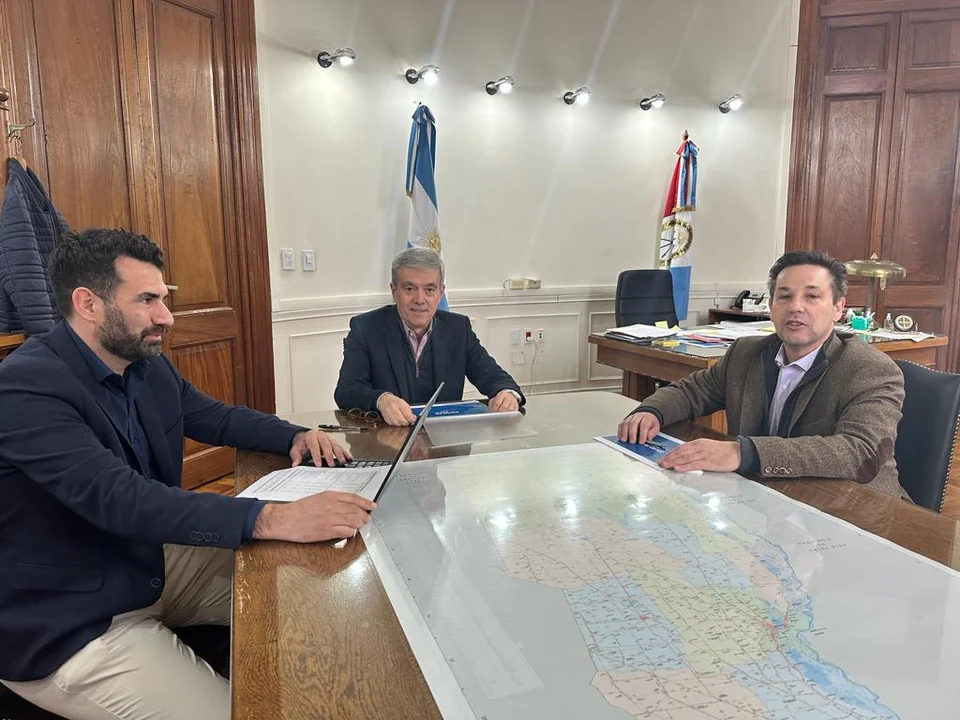 Ministro Walter Agosto con el equipo que aplica el nuevo sistema de compras.