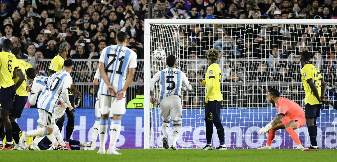 Messi ya sacó el zurdazo al palo opuesto de Galíndez, quien solo puede mirar. (fotos Rosario Plus)