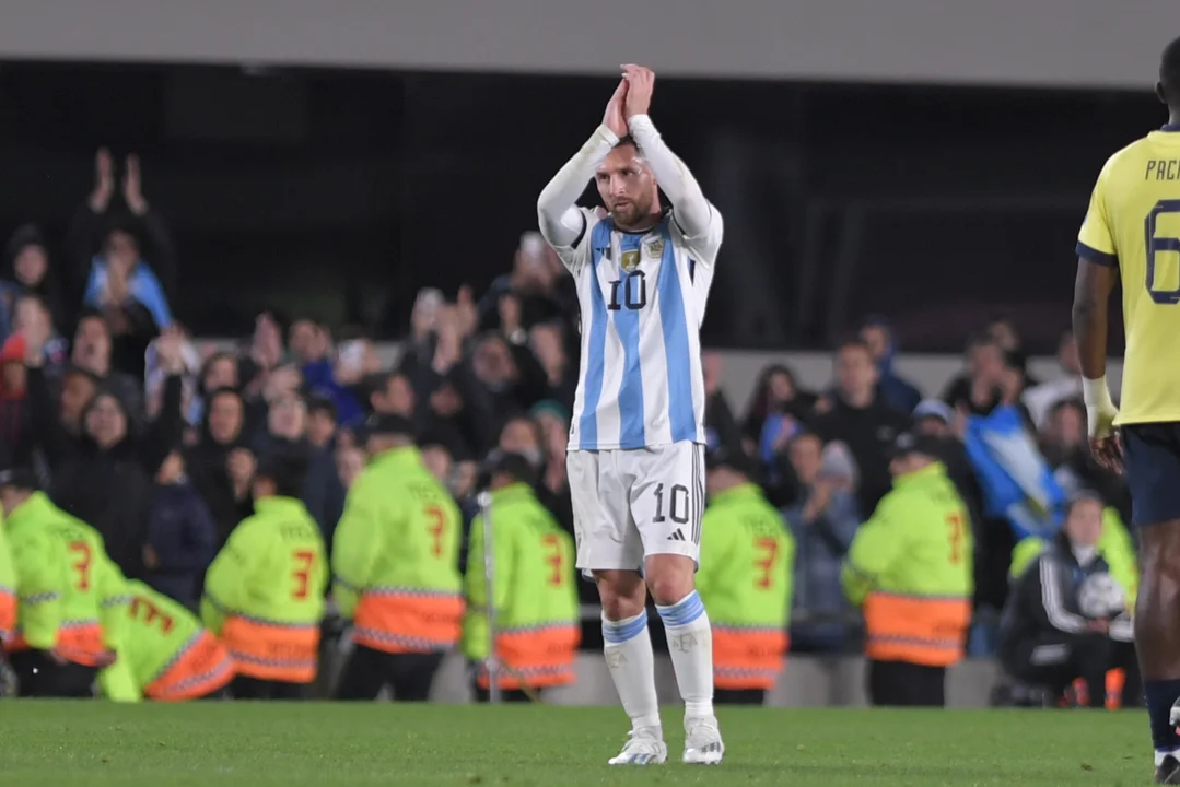 Messi pidió el cambio por una molestia y es duda para ir a Bolivia