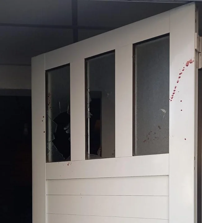 Una persona aprehendida por causar daños en una vivienda