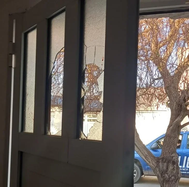 Una persona aprehendida por causar daños en una vivienda