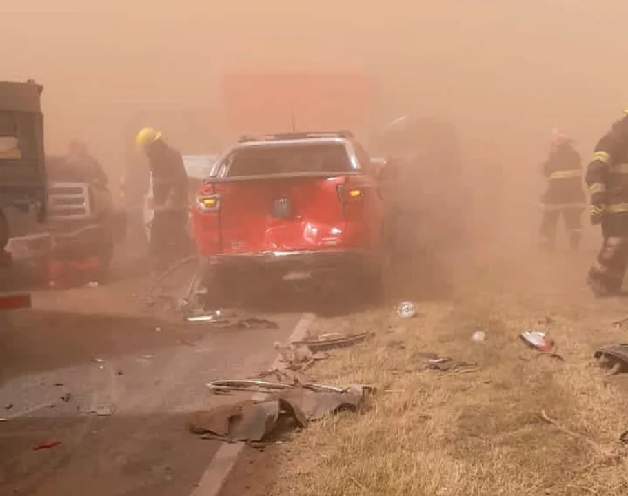 Tormenta de viento: al menos dos muertos en un choque en cadena que involucró a 30 autos