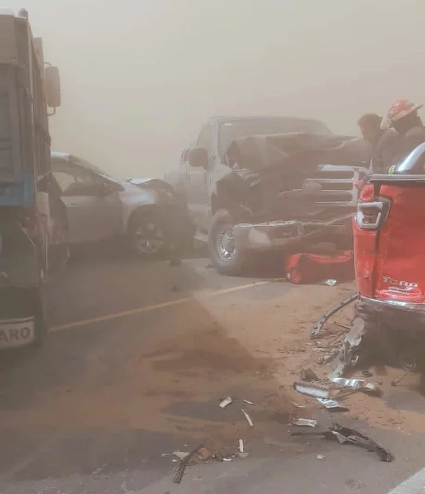 Tormenta de viento: al menos dos muertos en un choque en cadena que involucró a 30 autos
