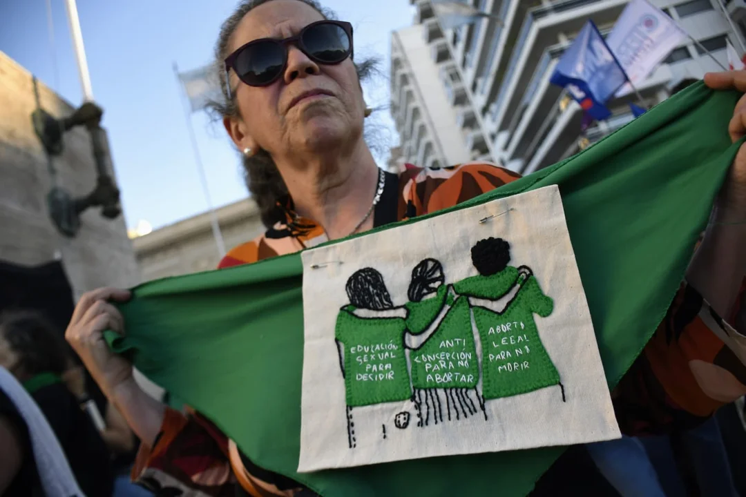 La marea verde copó el Monumento por los derechos, contra el ajuste y el FMI
