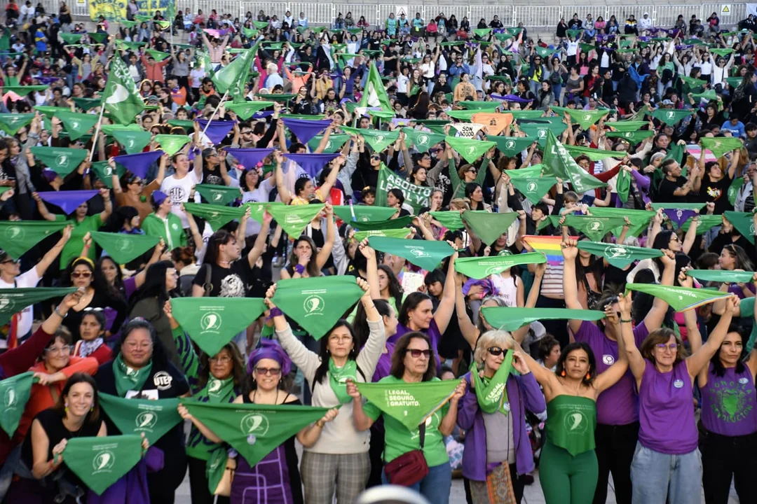 La marea verde copó el Monumento por los derechos, contra el ajuste y el FMI