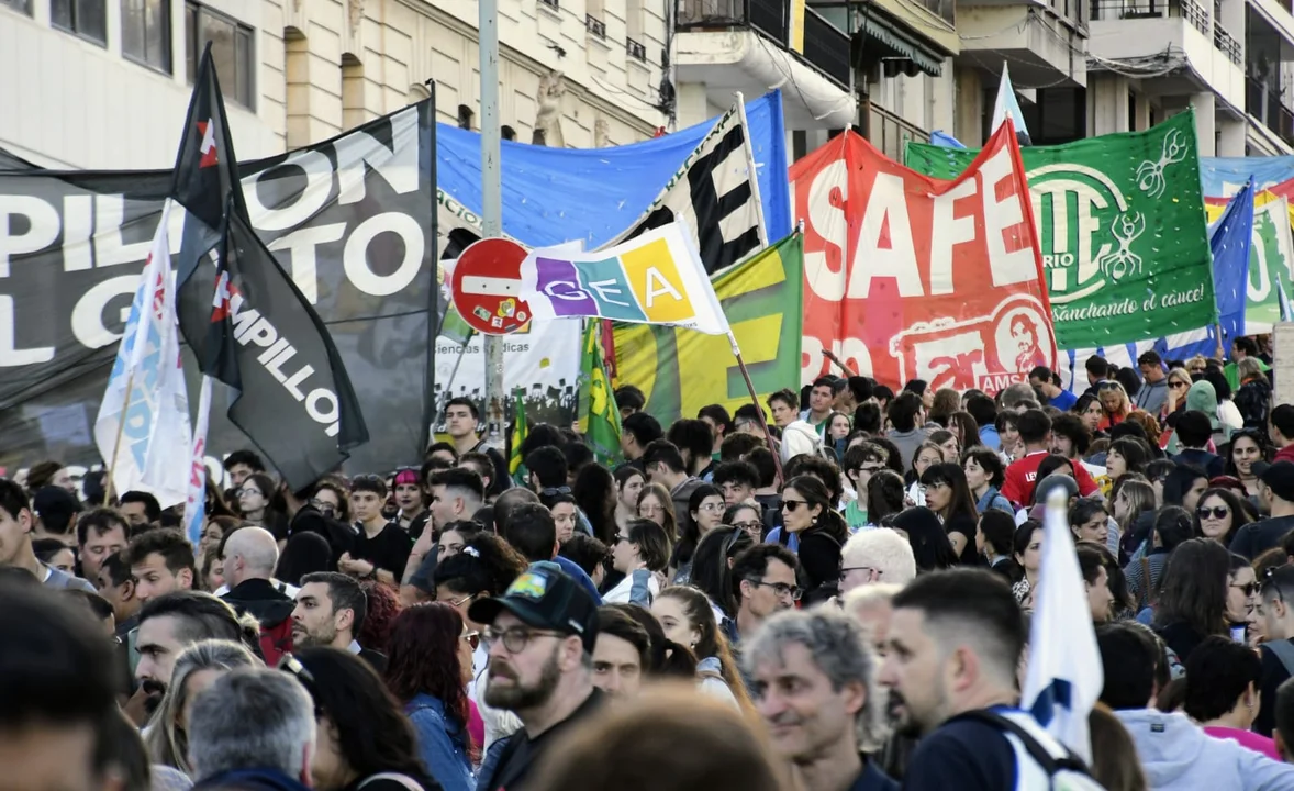 Canciones y tensiones en la marcha por la defensa de la educación pública