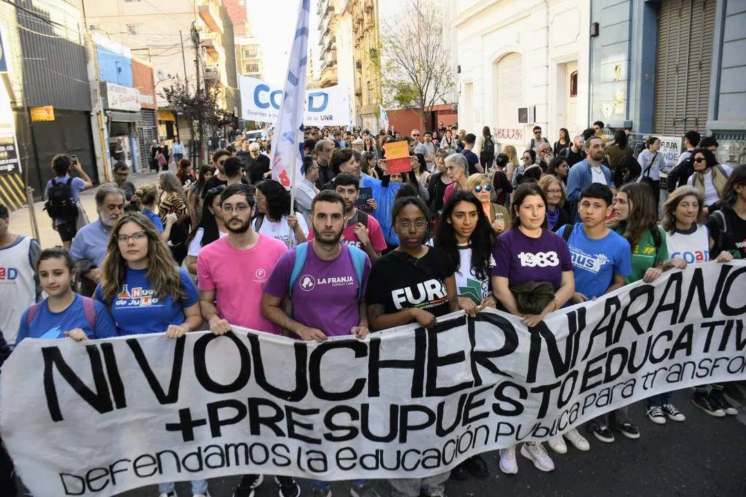 Canciones y tensiones en la marcha por la defensa de la educación pública