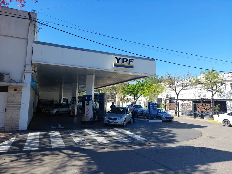 Advierten falta combustible en varias estaciones