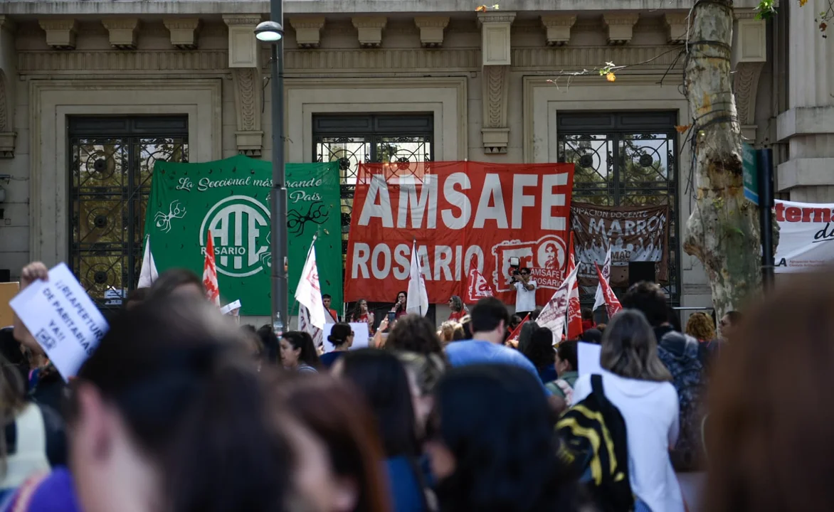 Docentes y estatales se plantaron frente a Gobernación.