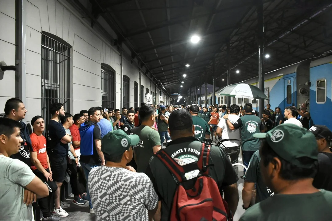Trabajadores dieron un abrazo solidario en Rosario Norte, en defensa del tren