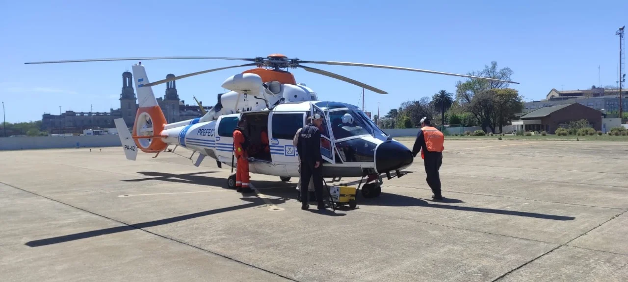 El impresionante rescate de Prefectura a un tripulante de un buque cerealero