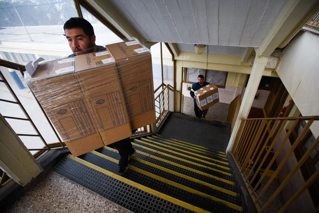 El importante operativo de distribución de urnas que realiza Correo Argentino