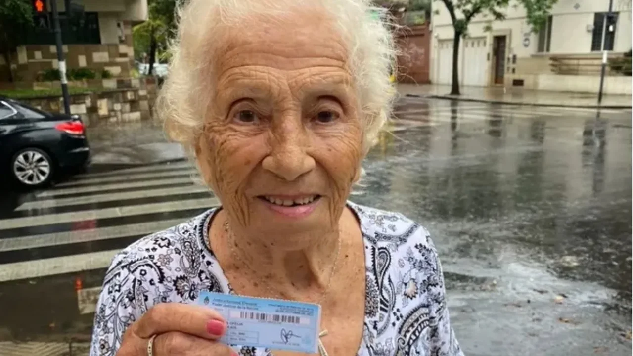 Civismo y voluntad: una mujer de 102 años fue a votar bajo la lluvia