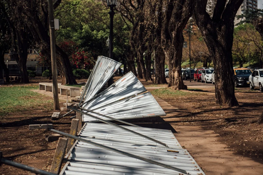 Detrozos en el predio de Colectividades causados por el viento. (RosarioPlus)