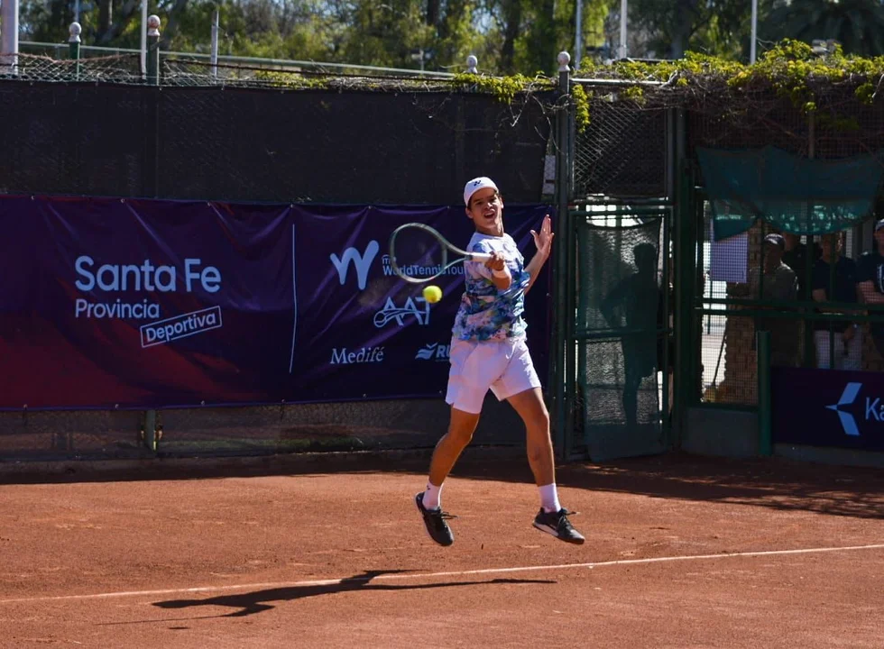 Avanza el rosarino Luciano Ambrogi en el ITF M15 de GER