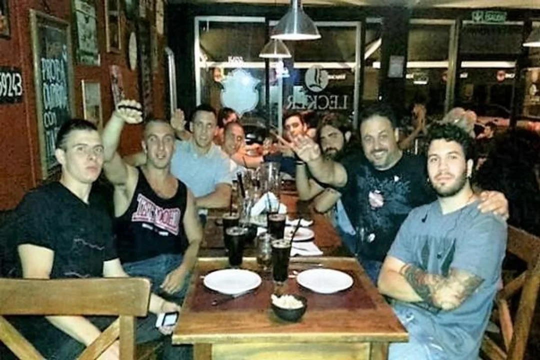 Carlos Pampillón junto al grupo de neonazis que lideraba, con el que realizaron ataques en Mar del Plata.