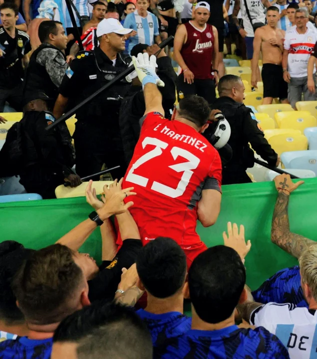 Brasil-Argentina se demoró media hora por serios incidentes en las tribunas