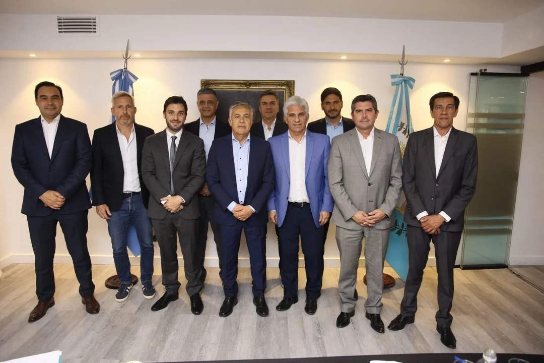 El gobierno pide a provincias apoyar la Ley ómnibus para negociar coparticipación