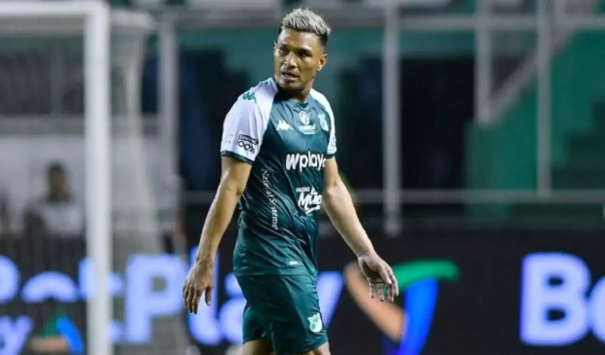 Sancionaron a Teo Gutiérrez por manosear a una mujer en pleno partido