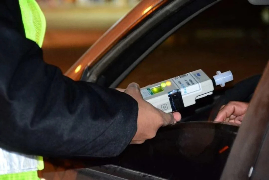 Chocaron un auto estacionado y se dieron a la fuga