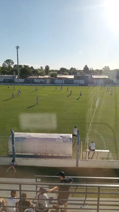La Academia perdió de local pero quedó puntero de la zona 13