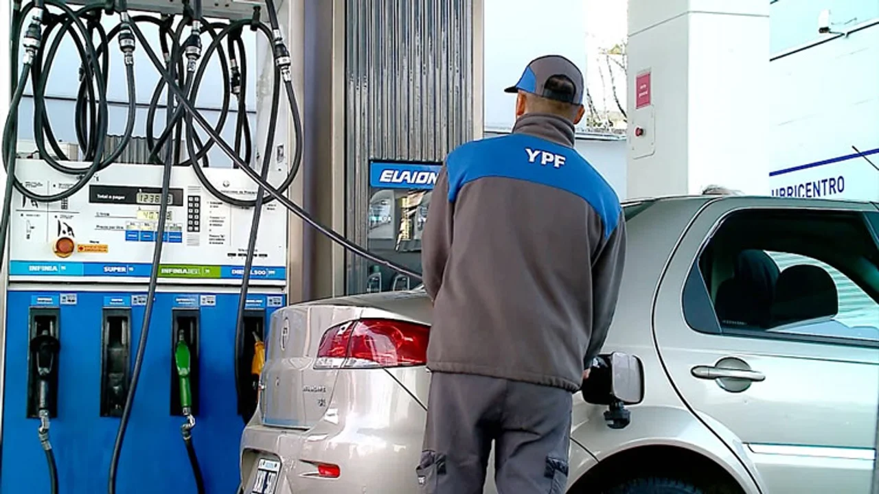 Aumentos de hasta el 30% en combustibles, con YPF a la cabeza