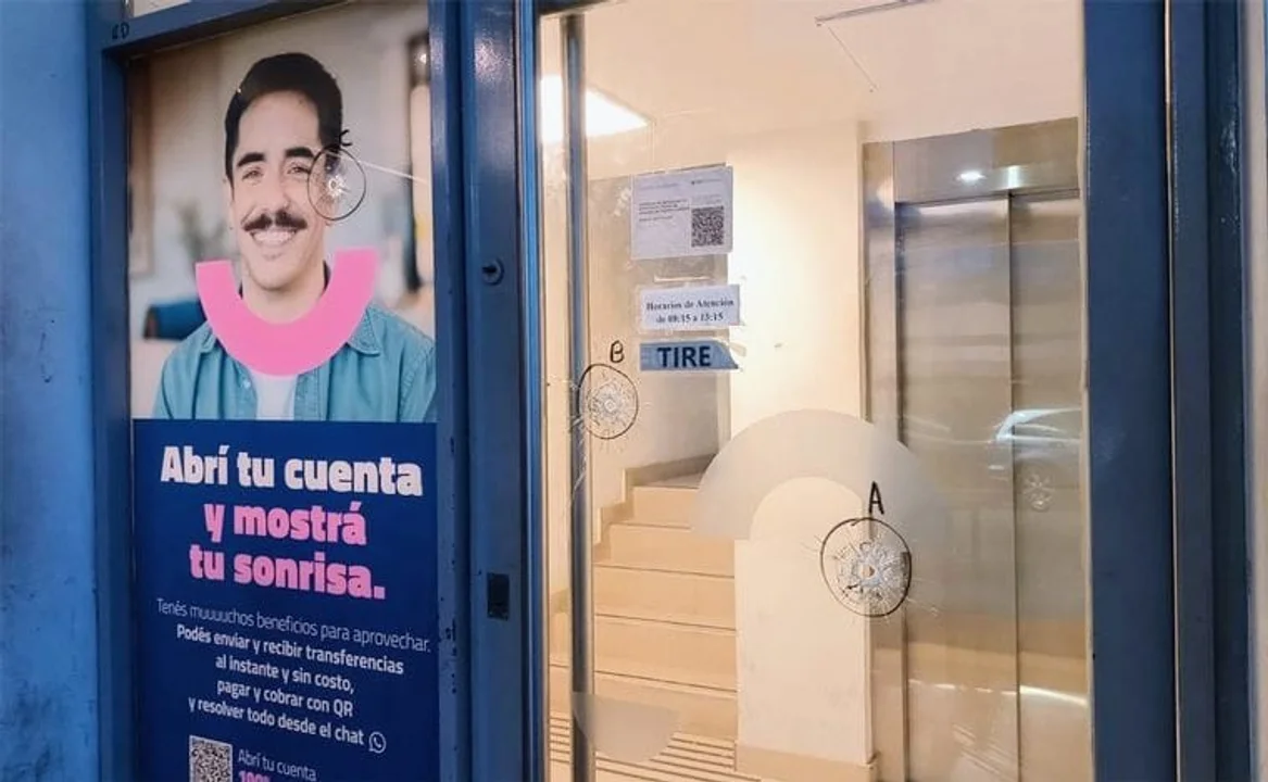 Balearon una sede bancaria y dejaron un mensaje