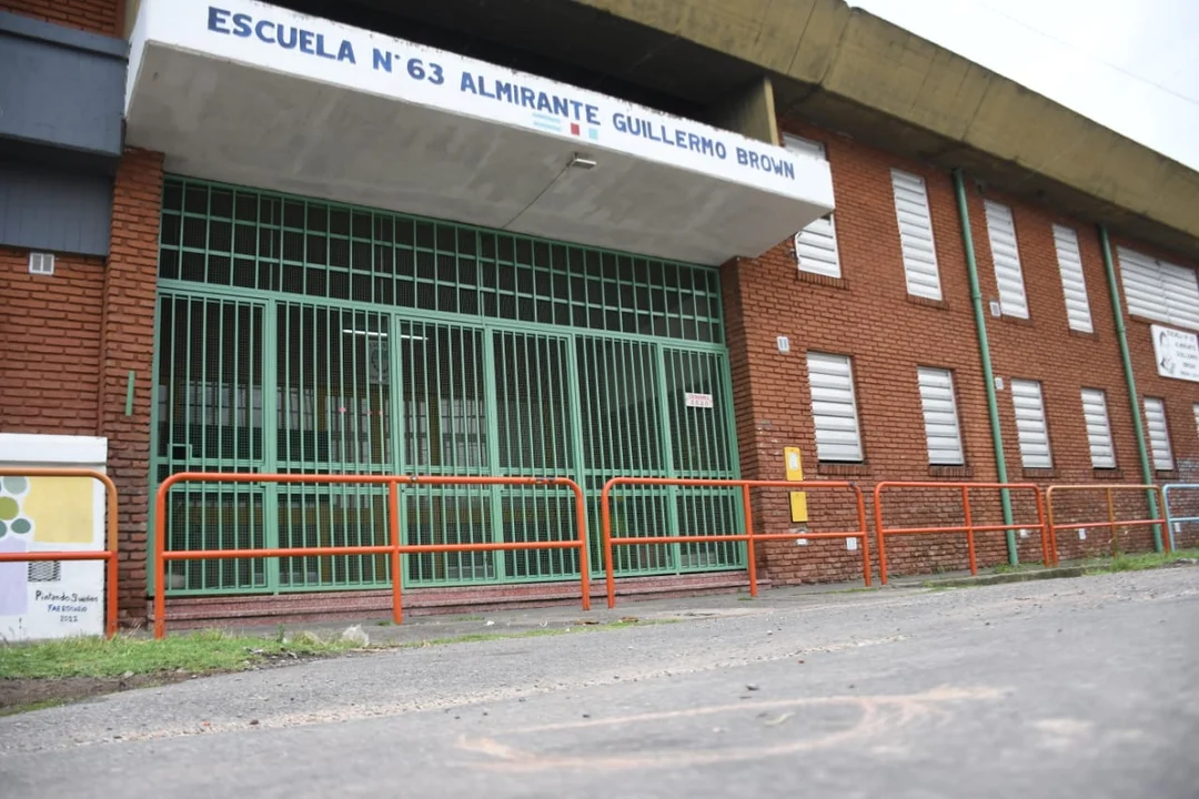 La escuela de Cochabamba y Liniers atacada a tiros: al menos 13 balazos en la madrugada.