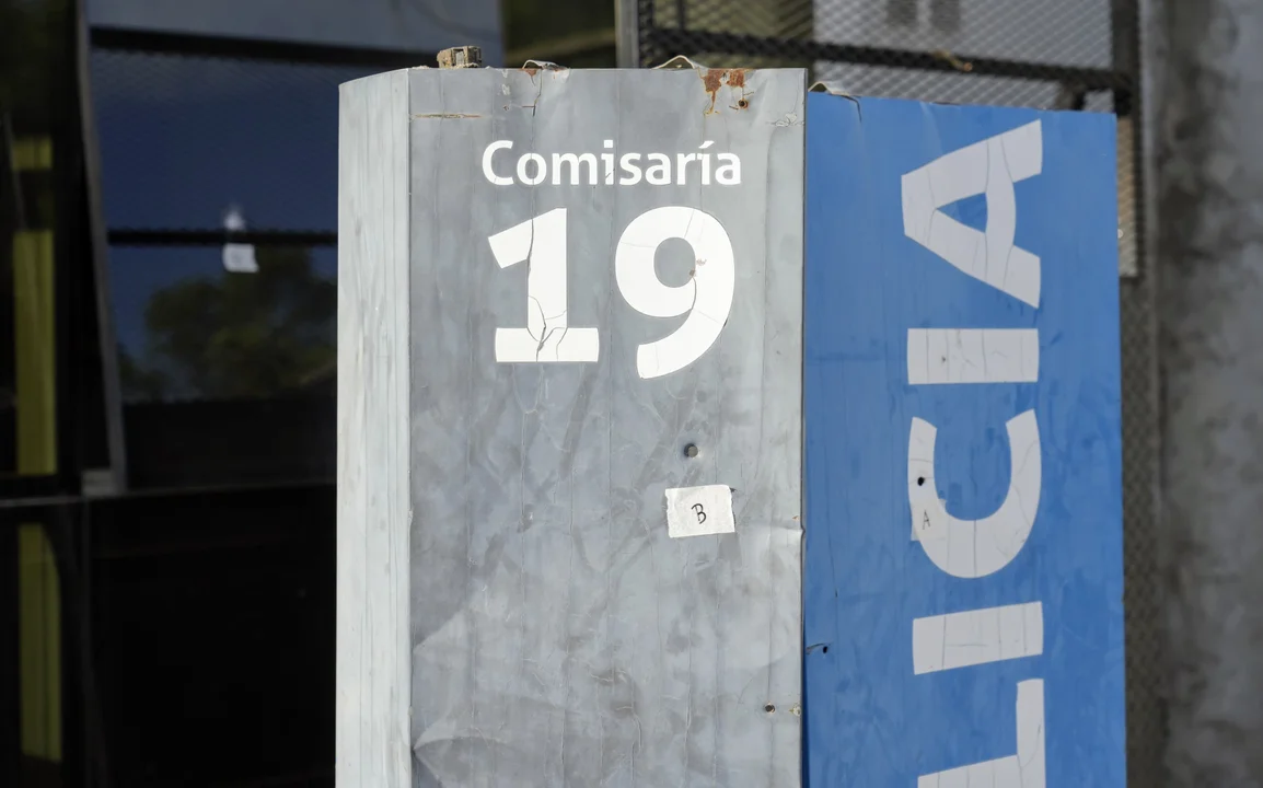 Sicarios balearon la comisaría 19ª y dejaron un mensaje con amenazas