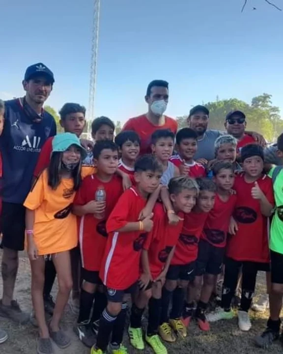 Scaloni en el Mundialito 2022 con los chicos de El Potrero.
