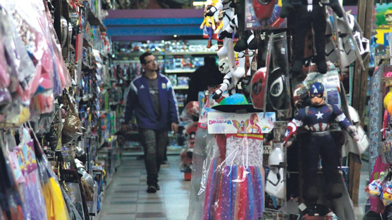 Las ventas en comercios minoristas cayeron 13,7% interanual en diciembre