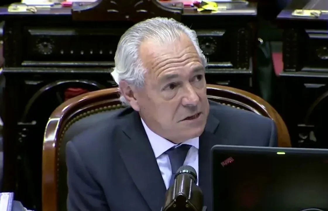 El semáforo radical: en qué puntos de la Ley ómnibus no entregan un cheque en blanco