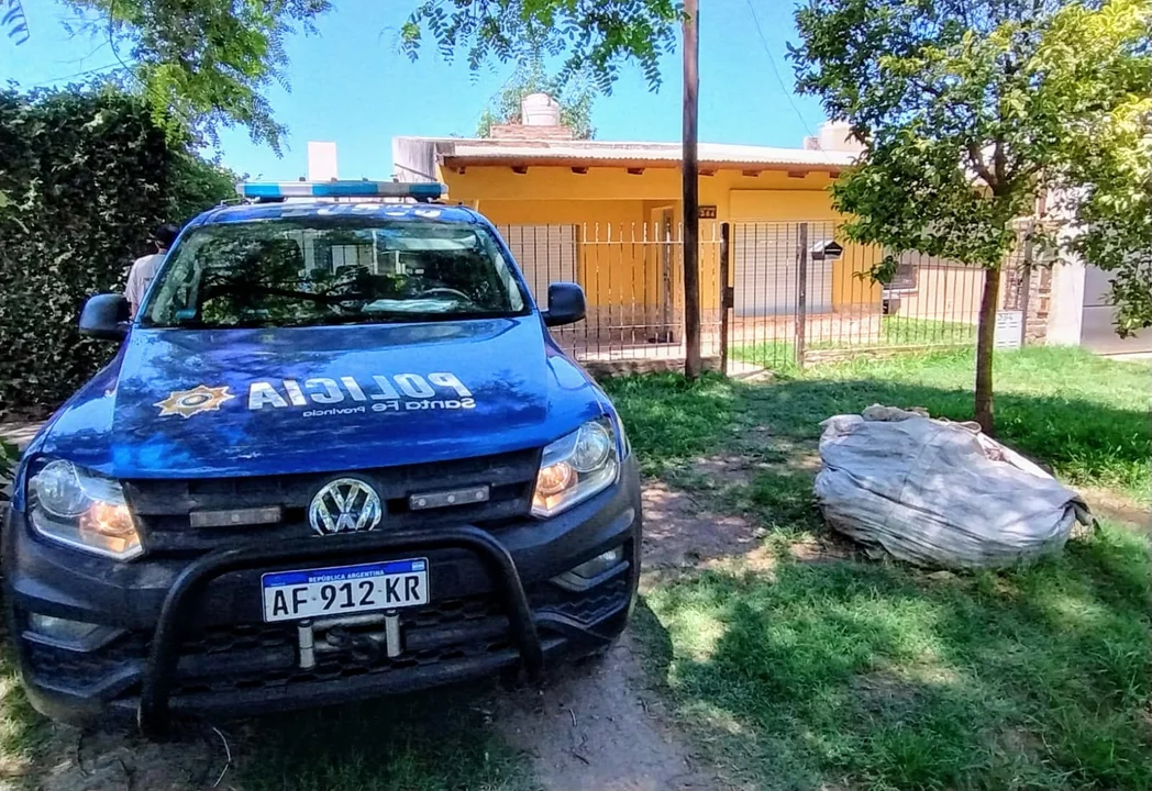 La policía en la vivienda donde ocurrió el triple asesinato. (RosarioPlus)