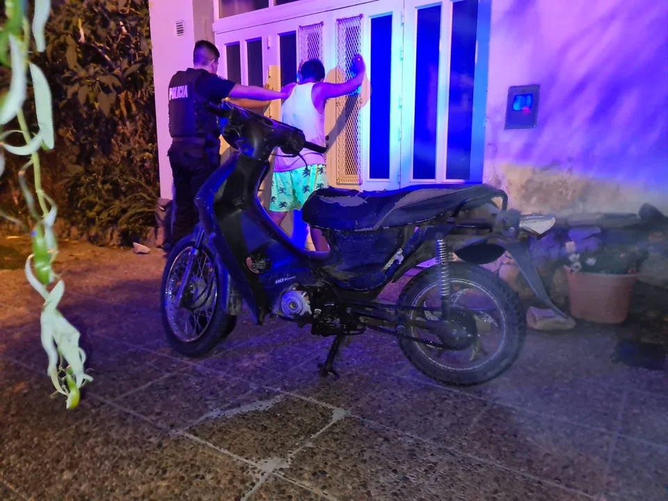 Dos masculinos transportaban una motocicleta con pedido de secuestro activo