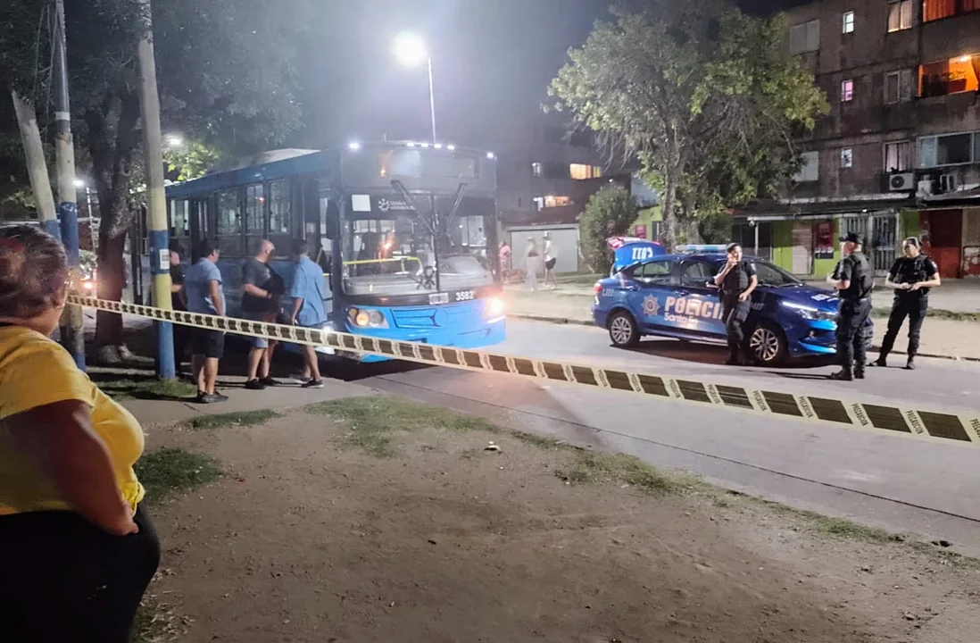 Dispararon contra un colectivo y dejaron una amenaza escrita