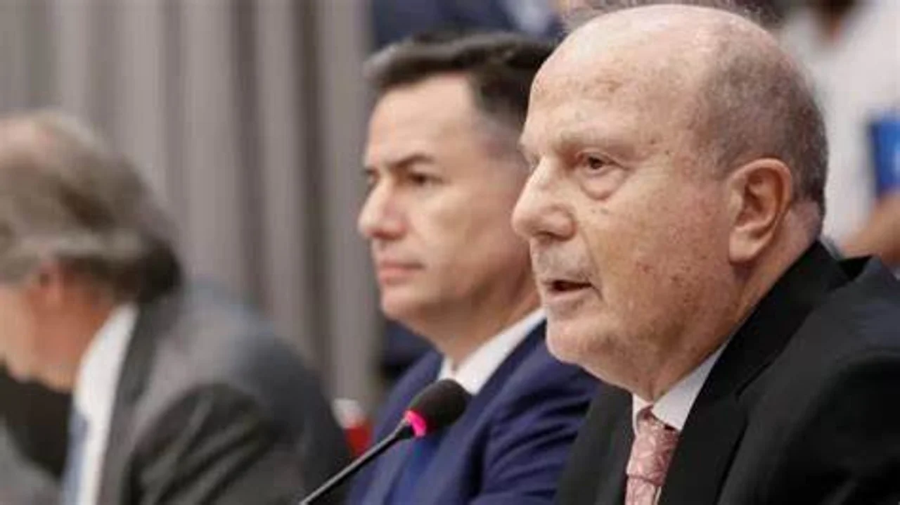 El ministro eyectado del gobierno.