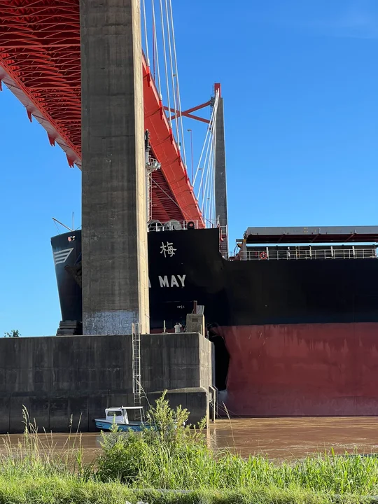 Así quedó el buque cerealero que chocó un pilar del puente Zárate Brazo Largo